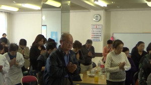 双葉町の方角に向かって祈る